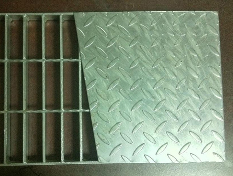 复合钢格栅板是由有一定横跨承载能力的钢格栅板及密封表面的花纹板构成的一种产品。复合钢格栅板经热浸锌处理后，因热力会产生翘曲变形，尤其是选用较大型号的钢格栅板，校平比较困难，请注意选型。复合钢格栅板常用