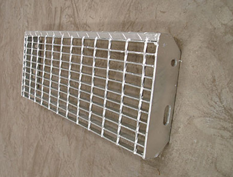 镀锌踏步板又被称为梯踏板,钢梯,楼梯踏步板,是由钢格板加工制造的（钢格板是用负载扁钢和横杆按一定间距进行交叉排列，并焊接成中间带有方形网孔的一种钢铁制品）。踏步板表面一般用热镀锌或者冷镀锌处理。